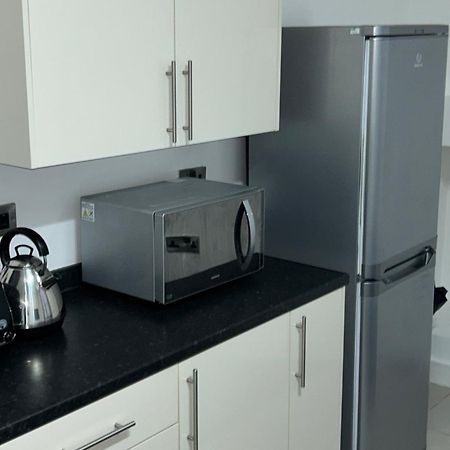 Lovely 1 Bed Apartment In Salford Manchester Bagian luar foto