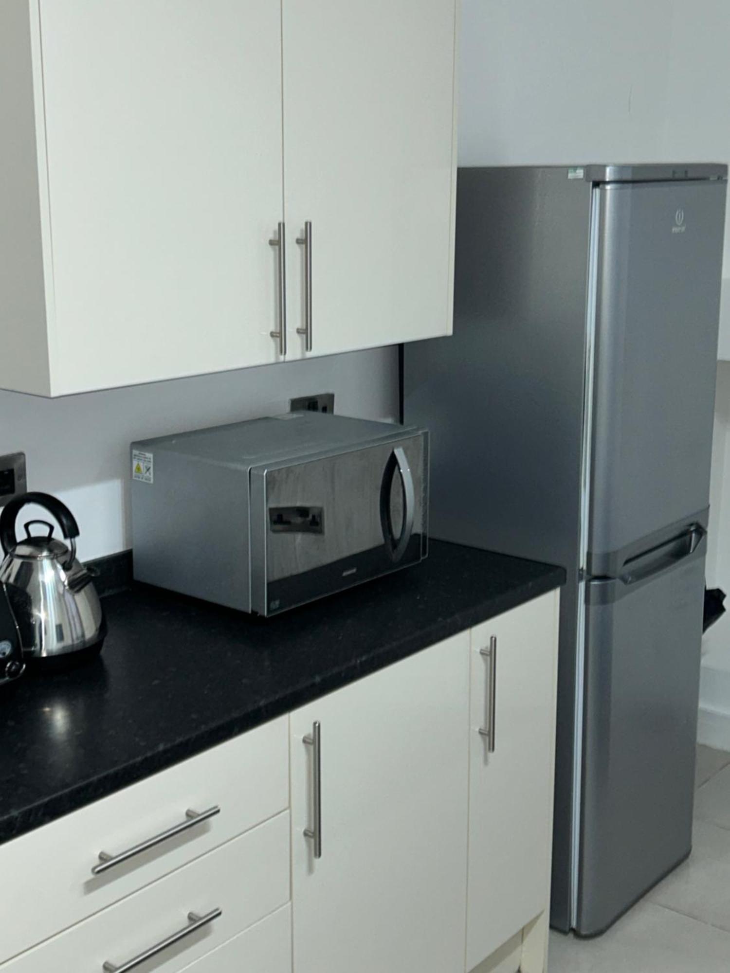 Lovely 1 Bed Apartment In Salford Manchester Bagian luar foto
